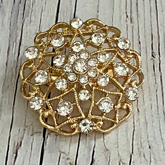 Jewelry - Elegant Gold Tone and Rhinestone Brooch 🐝